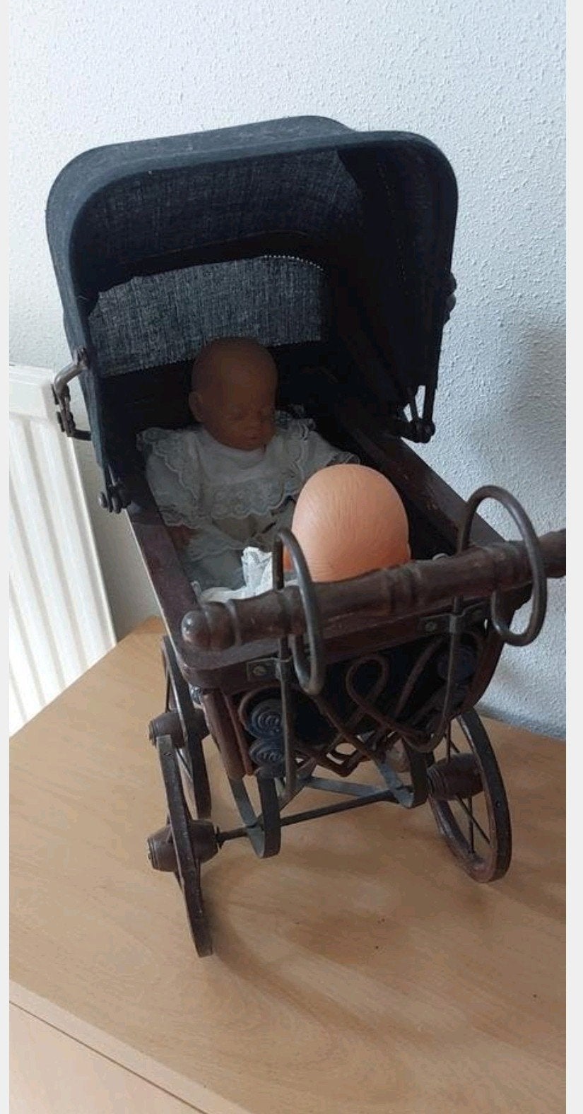 'antiek' poppenwagentje [2],
met 2 dezelfde kleine popjes, Antiek en Kunst, Curiosa en Brocante, Ophalen