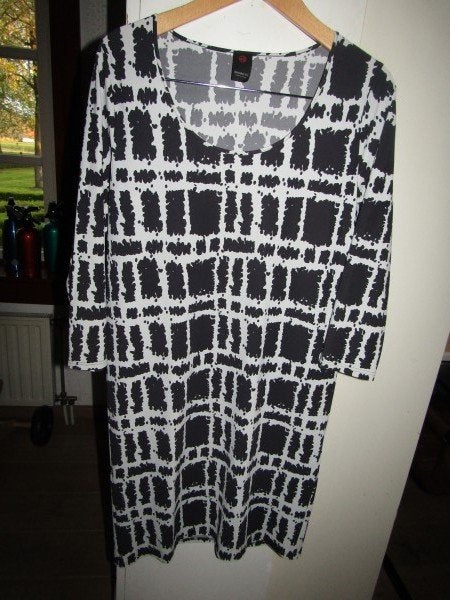 F1529 PENN & INK mt 40 jurk zwart lichtgrijs travelstof, Kleding | Dames, Maat 38/40 (M), Penn & Ink, Verzenden, Zwart