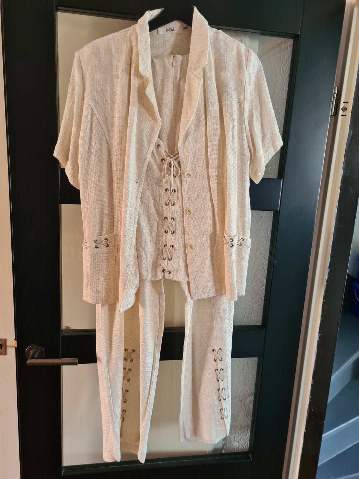 linnen pak maat 44 merk Biba. kleur creme, Kleding | Dames, Ophalen, Zo goed als nieuw, Maat 42/44 (L), Beige