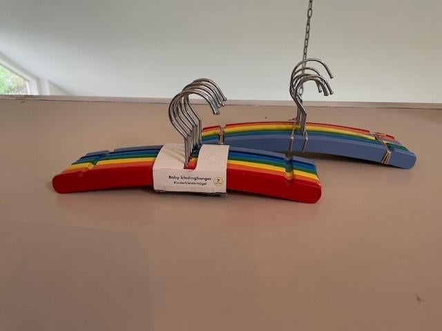 2 x set van 7 gekleurde kledinghangers baby / kind NIEUW., Ophalen, Nieuw, Overige typen