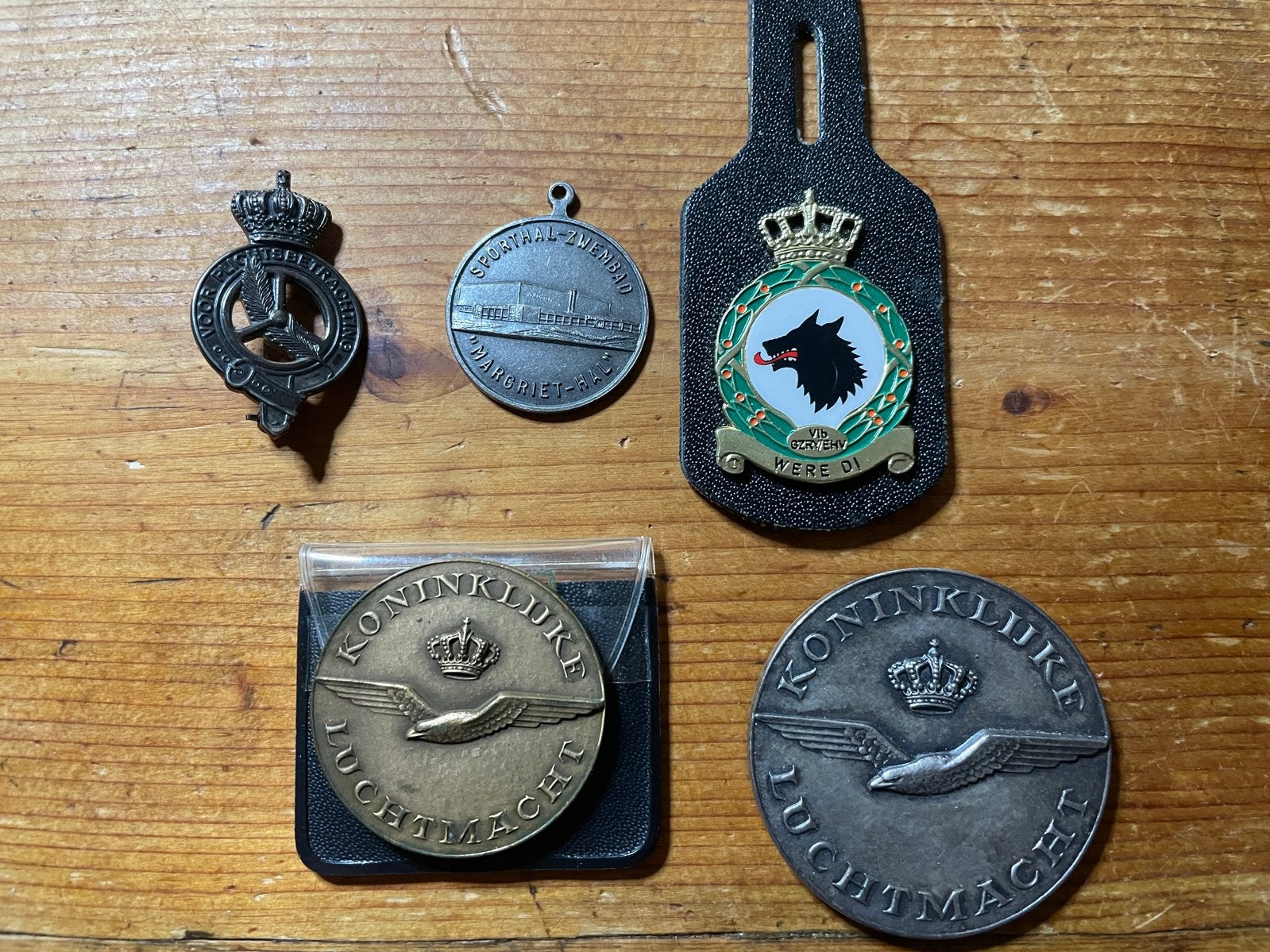 Emblemen medaille hangers militaria koninklijke luchtmacht, Ophalen of Verzenden, Luchtmacht, Nederland, Embleem of Badge
