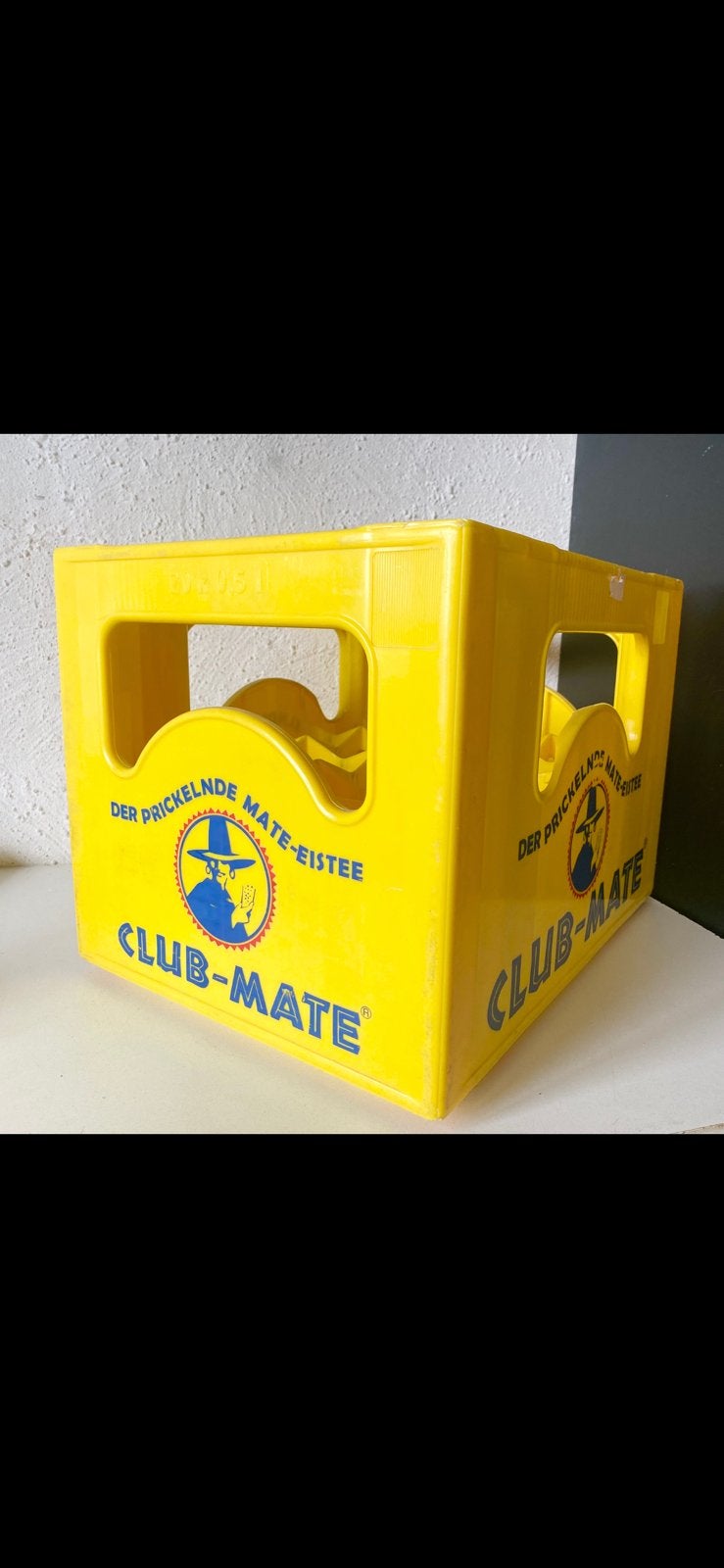 verzamel item:  KNALGELE ‘CLUB-MATE’ FLESSENKRAT, Ophalen, Zo goed als nieuw