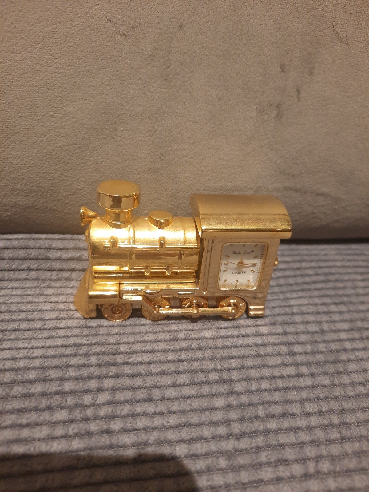 Goudkleurig mini klokje in trein vorm, Ophalen of Verzenden