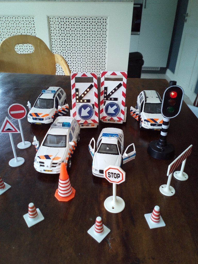 Grote set speelgoed politieauto's en verkeersmateriaal, Ophalen of Verzenden, Zo goed als nieuw