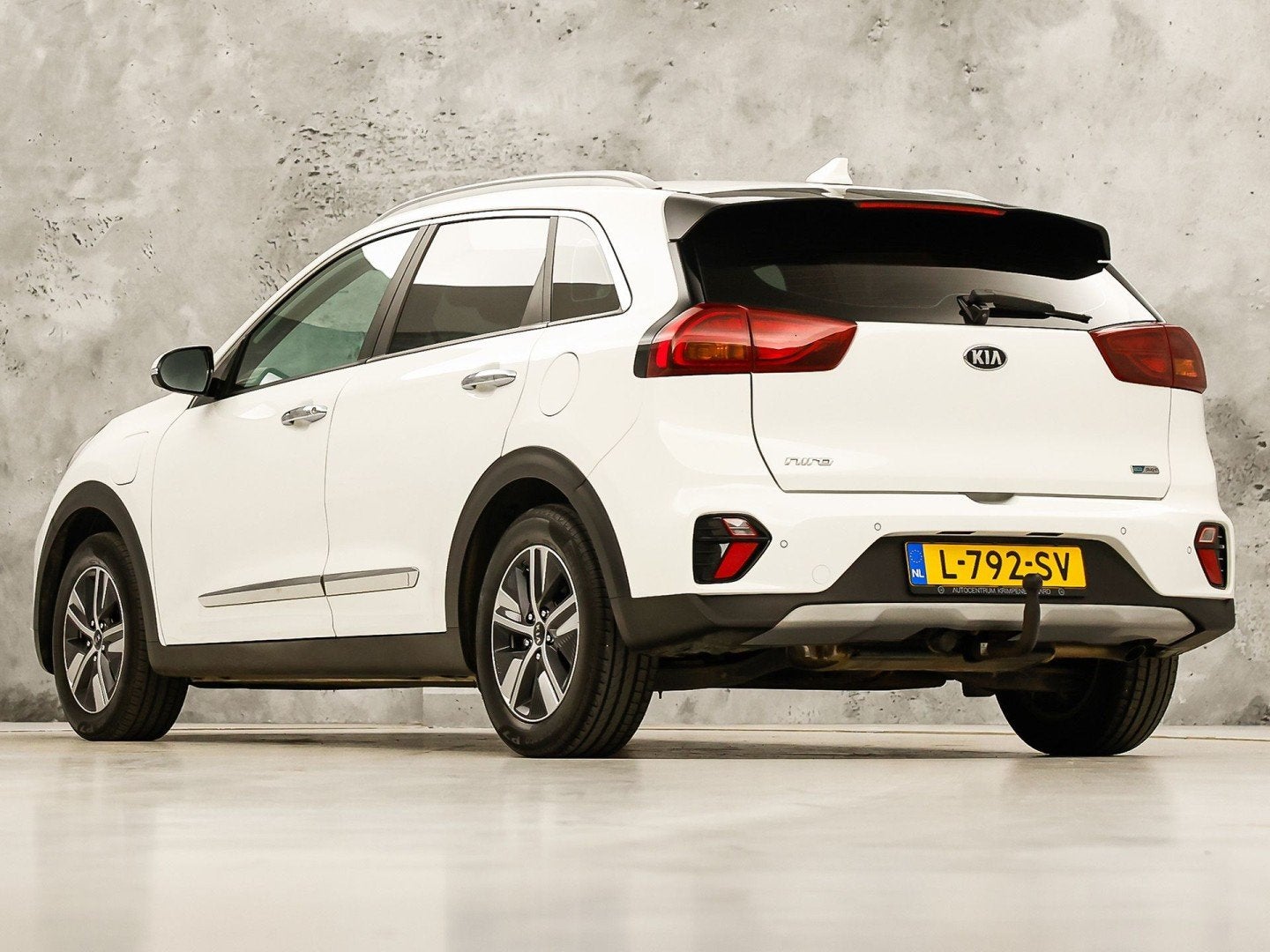 Foto 3 van Kia Niro 1.6 GDi PHEV DynamicLine 141Pk Automaat (1e EIGENAA