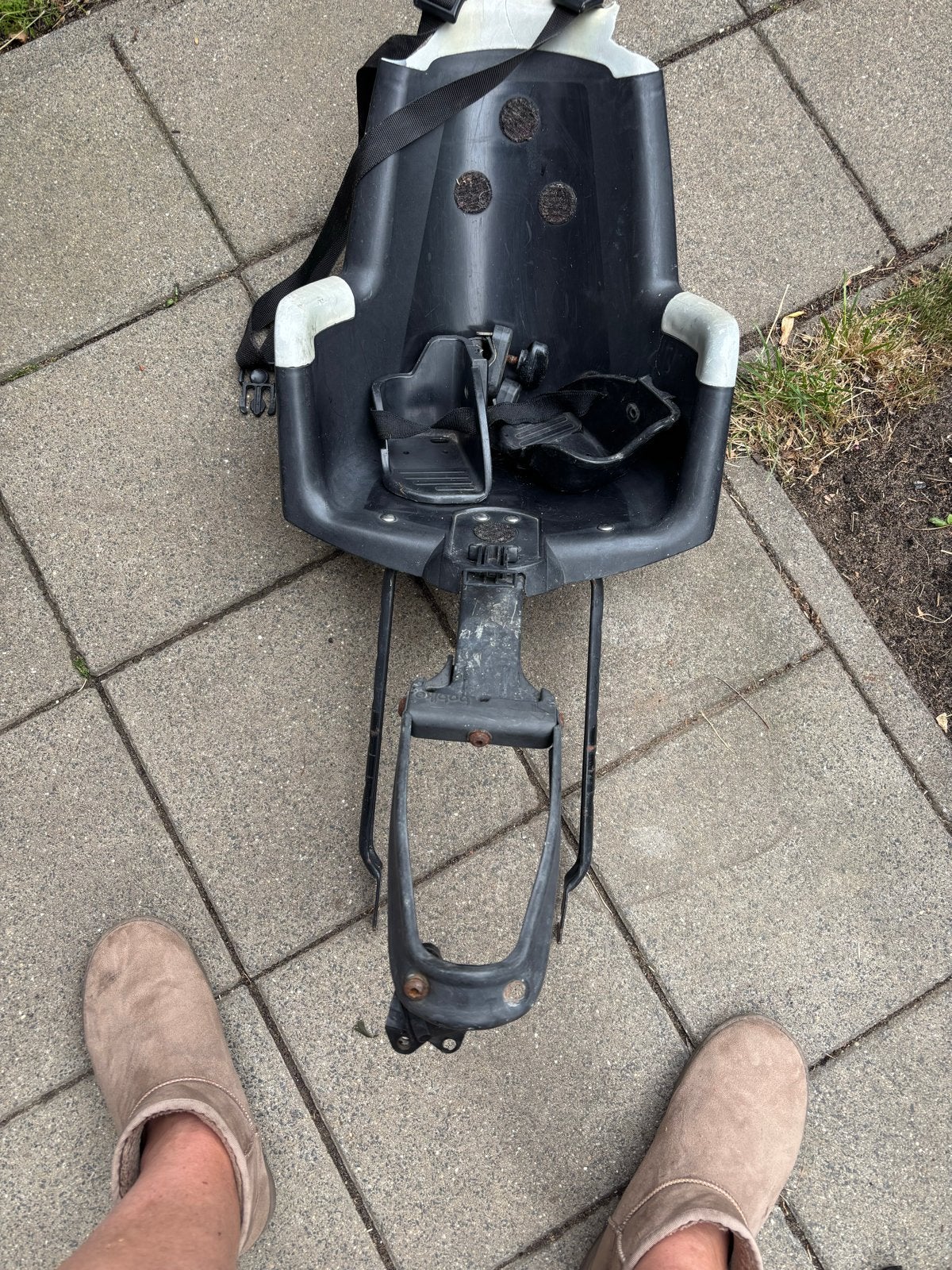 Gebruikt fietsstoeltje voor achterop, inclusief voetsteuntje, Fietsen en Brommers, Fietsaccessoires | Fietsstoeltjes, Achterzitje