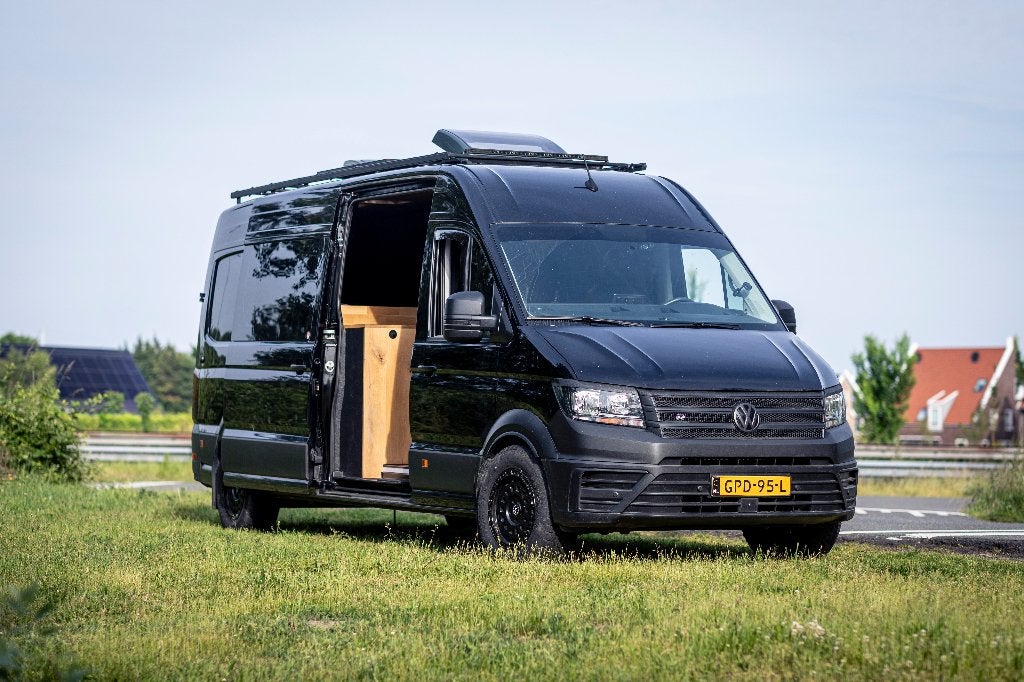 Unieke Volkswagen Crafter OFF-GRID Camper - Instapklaar, Chemisch toilet, Buscamper of Camperbus, Dakluik, Volkswagen