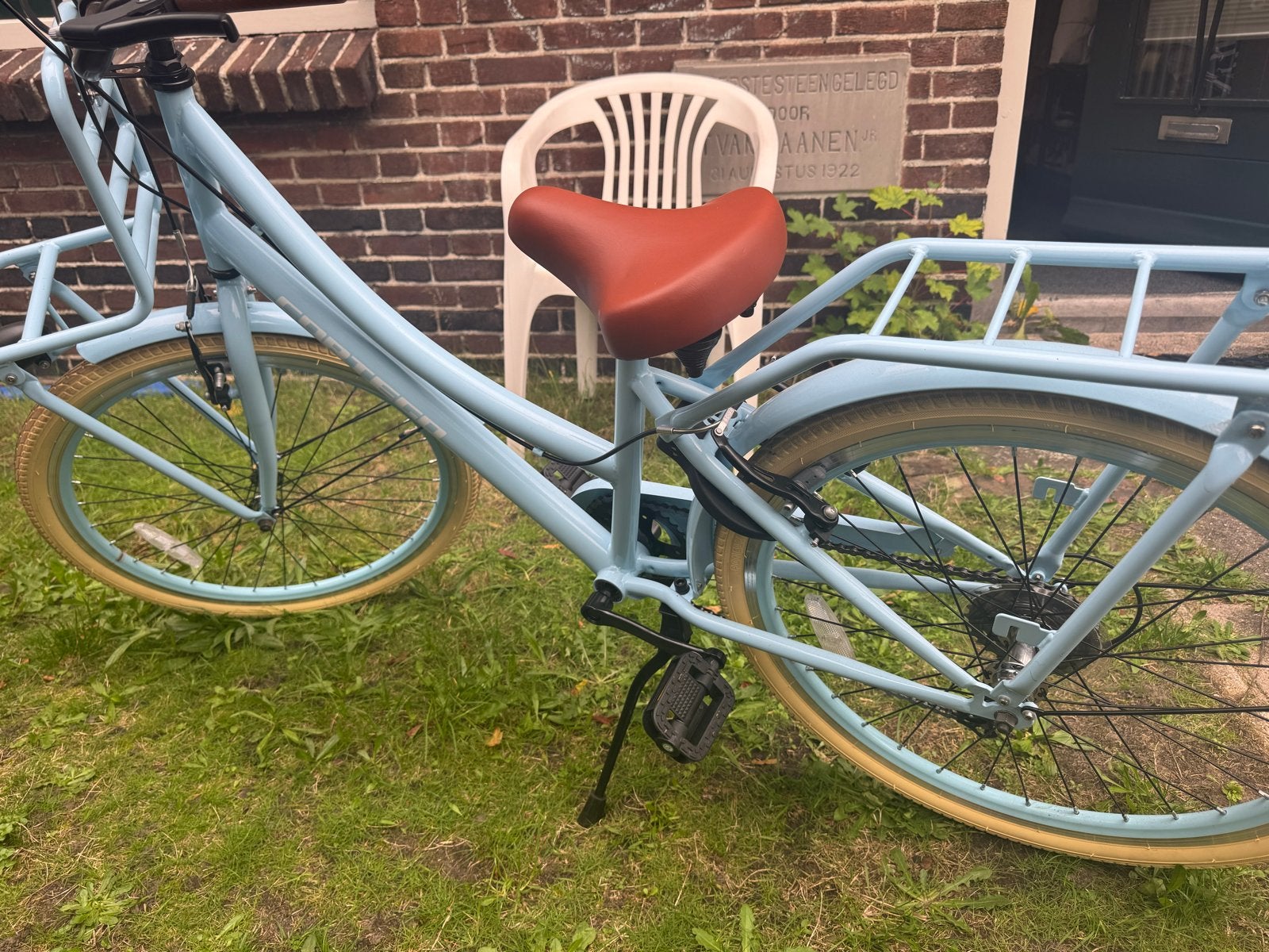 Foto 3 van Mooie lichtblauwe kinderfiets met bagagedrager