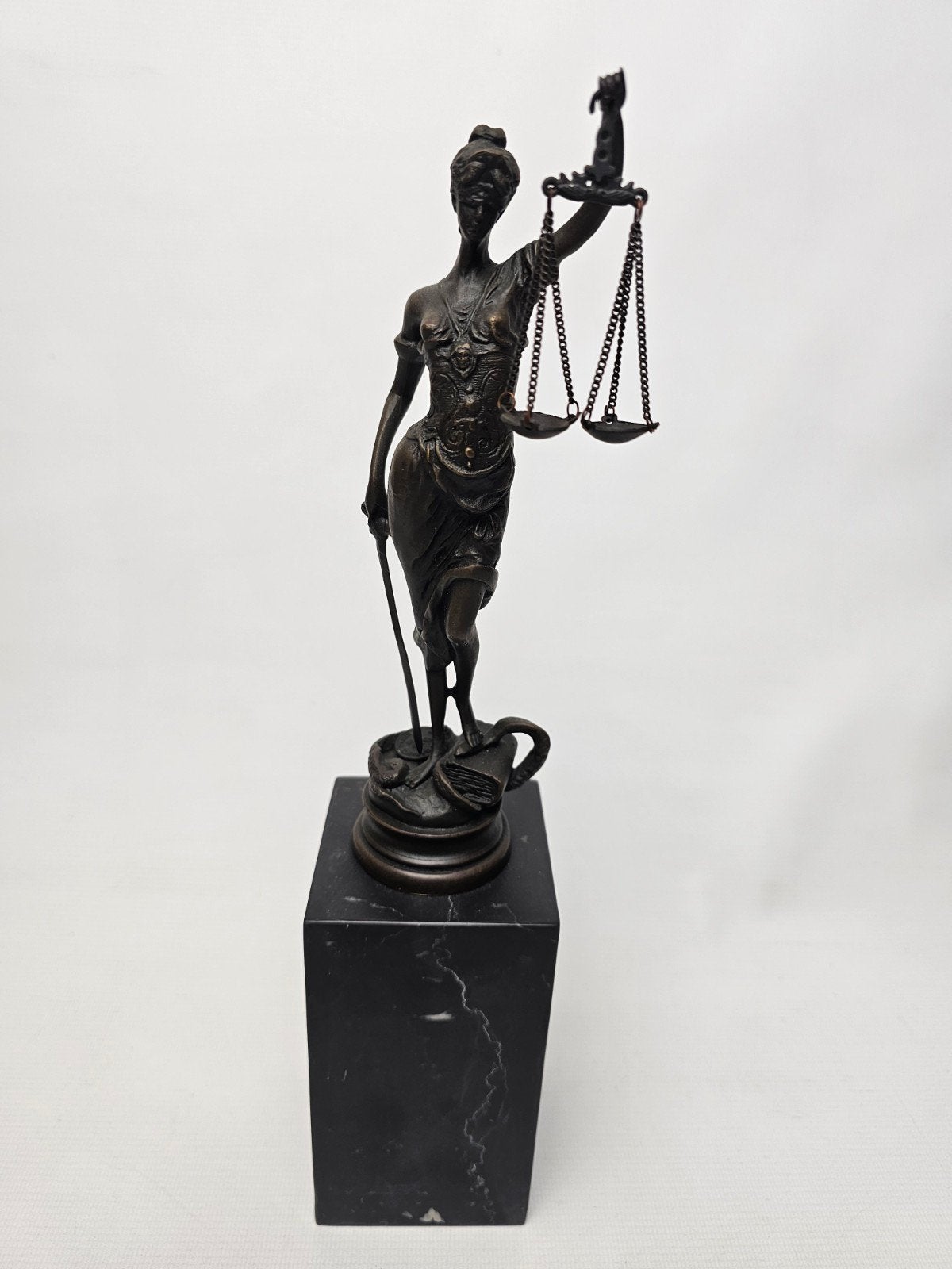 # Brons beeldje vrouwe Justitia, godin van rechtvaardigheid, Ophalen, Brons, Beeld, Vrouw