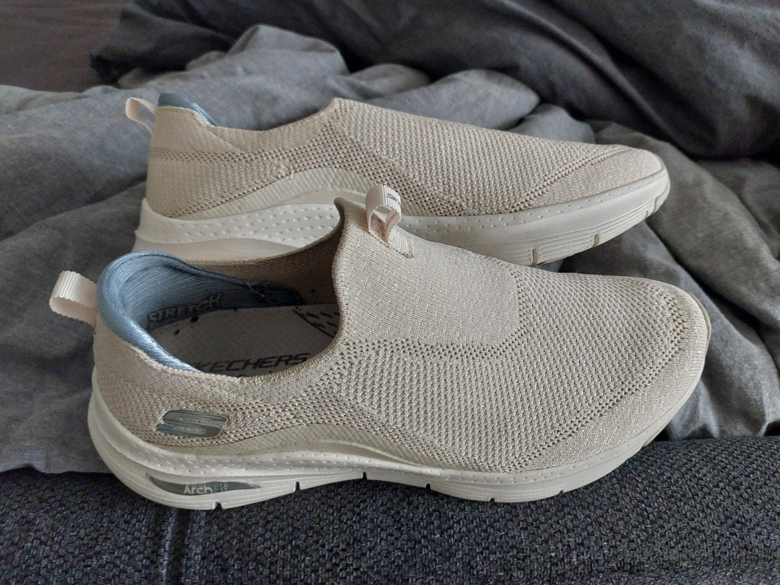 Skechers 41 vallen als 42, Ophalen of Verzenden, Zo goed als nieuw, Zwart, Sneakers of Gympen