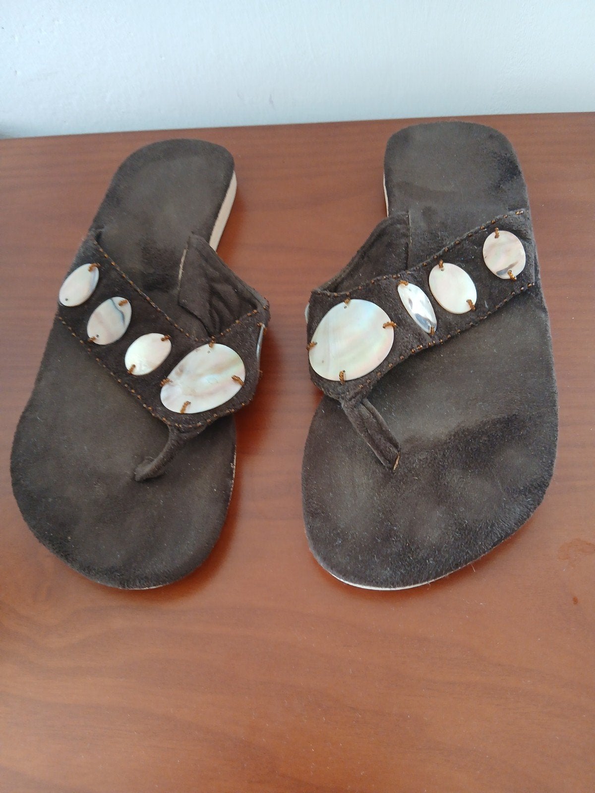 Mt.40 mooie slippers bruin suèdine met schelpenrand beach, Slippers, Bruin, Ophalen of Verzenden, Zo goed als nieuw