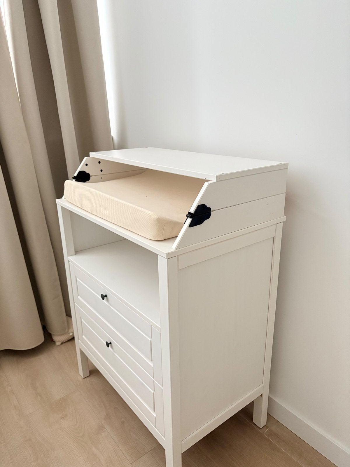 Ikea Sundvik Commode met verschoonkussen - Z.G.A.N., Kinderen en Baby's, Ophalen, 70 cm of meer, Zo goed als nieuw, 75 tot 100 cm