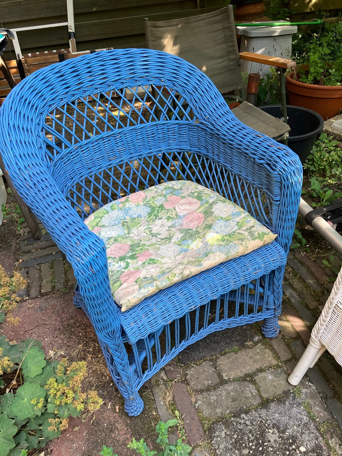 Blauwe rotan stoel met bloemenkussen, Ophalen