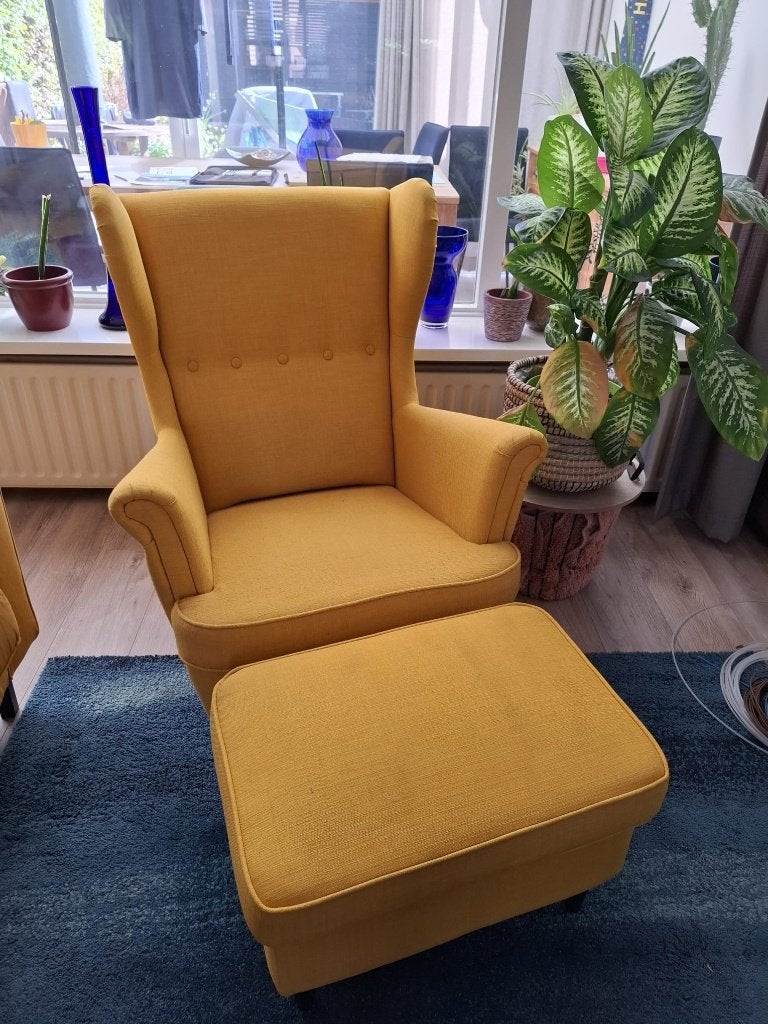 Gele Ikea strandmon oorfauteuil met voetenbank, Huis en Inrichting, Fauteuils, Ophalen, Gebruikt, 100 tot 125 cm, Stof