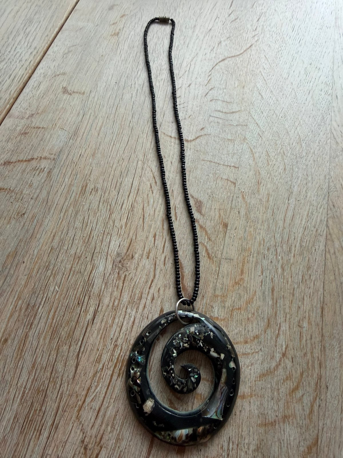 Korte ketting met hanger ingelegd met abalone schelp, Overige kleuren, Verzenden, Zo goed als nieuw, Overige materialen