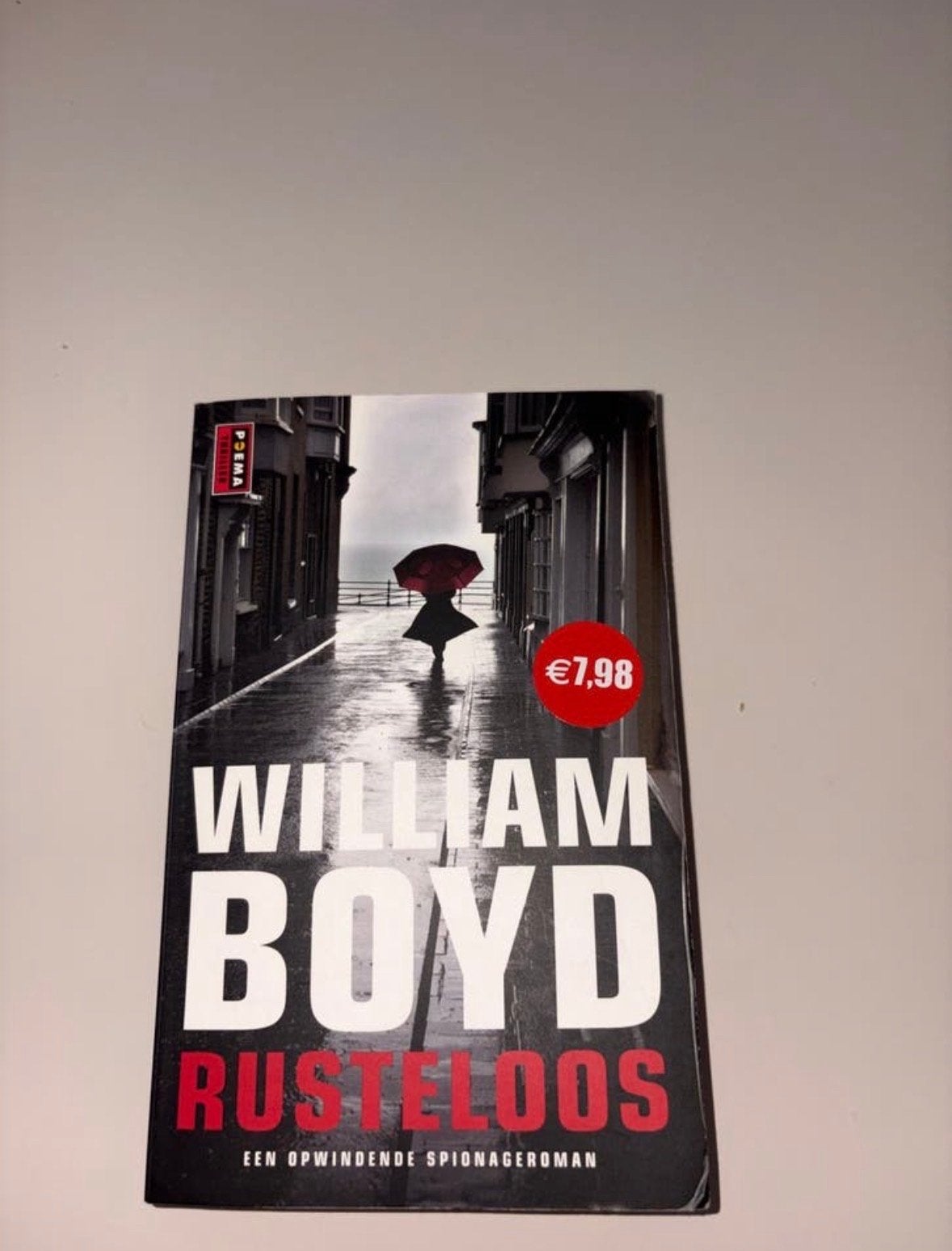 Rusteloos - William Boyd (Spionageroman), Ophalen of Verzenden, Gelezen, Europa overig