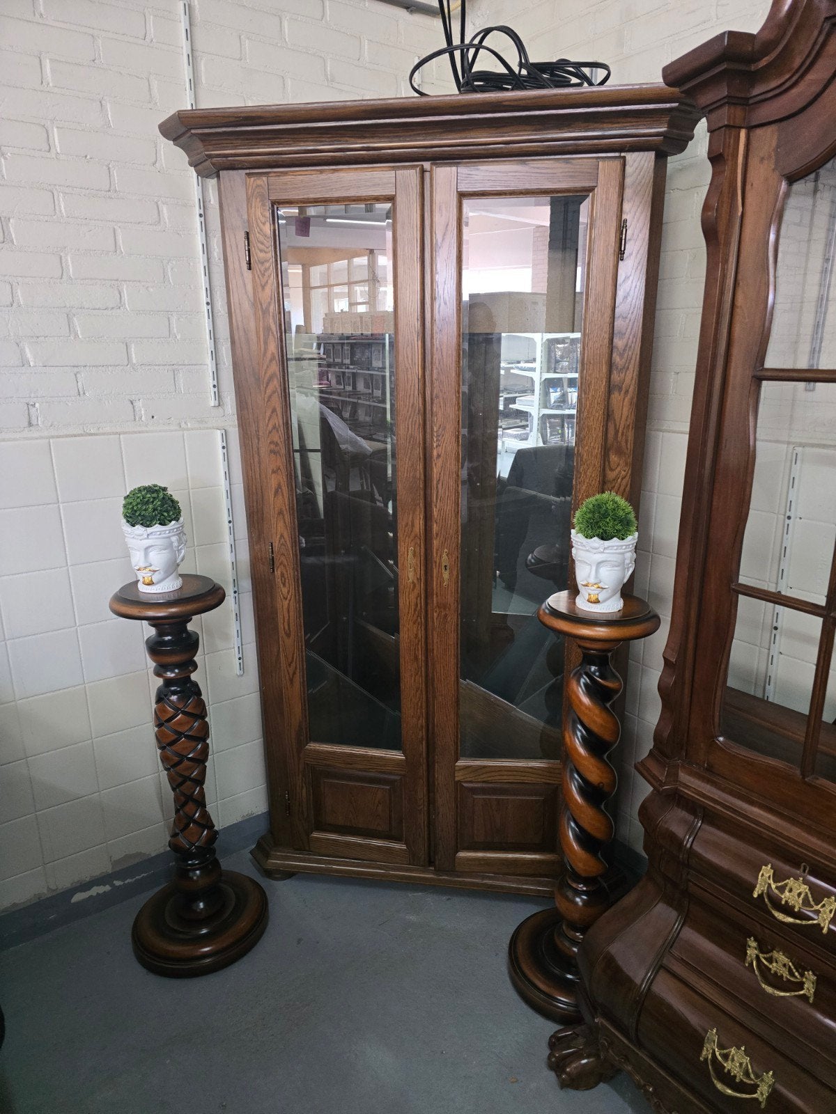 Elegante houten hoekkast met glazen deuren, Overige houtsoorten, Klassiek, Landelijk, 150 tot 200 cm, 50 tot 75 cm