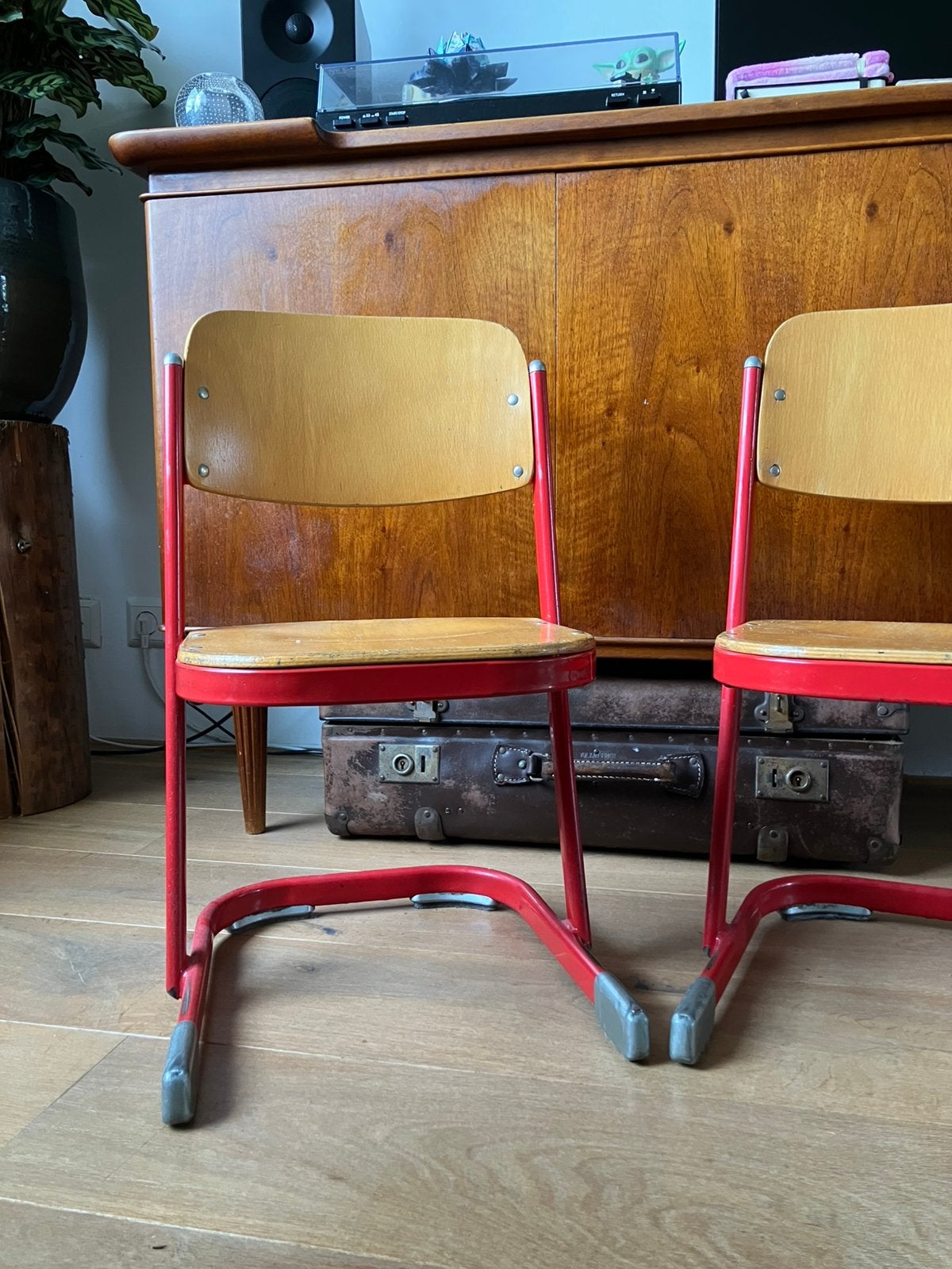 Twee mooie vintage leerling- kinderstoeltjes, Ophalen
