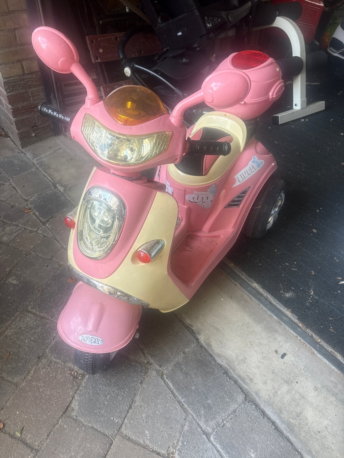 Roze elektrische kinderscooter - Zo goed als nieuw, Kinderen en Baby's, Speelgoed | Buiten | Voertuigen en Loopfietsen, Ophalen