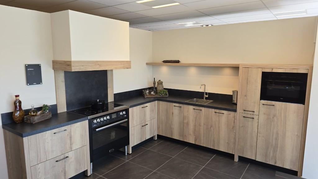 Keller landelijke showroomkeuken houtkleur incl. fornuis, Ophalen, Overige kleuren, Hoekkeuken, Nieuw