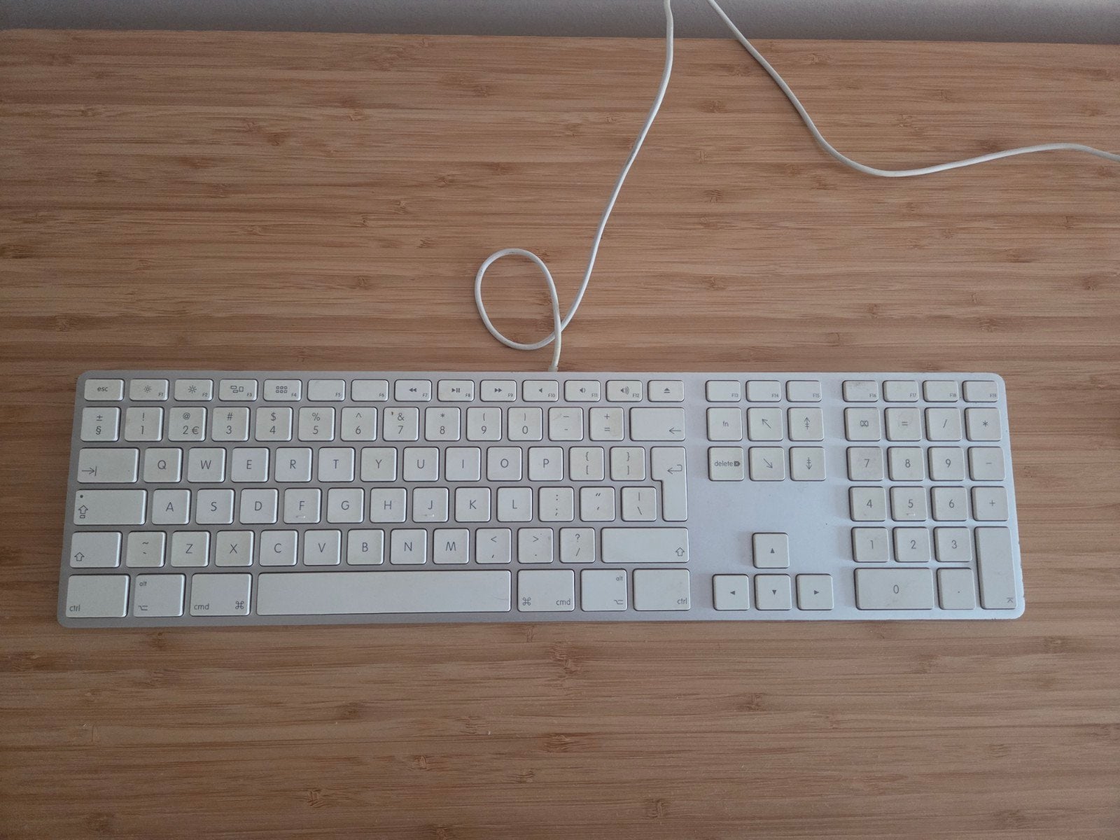 Origineel Apple Bedraad Toetsenbord met Numeriek Toetsenblok, Computers en Software, Toetsenborden, Gebruikt, Multimediatoetsen