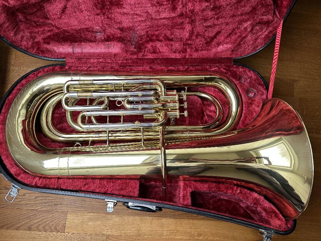Yamaha YBB321 BBb tuba (4 pistons) + hard case – speelt goed, Muziek en Instrumenten, Blaasinstrumenten | Tuba's, Ophalen, Gebruikt