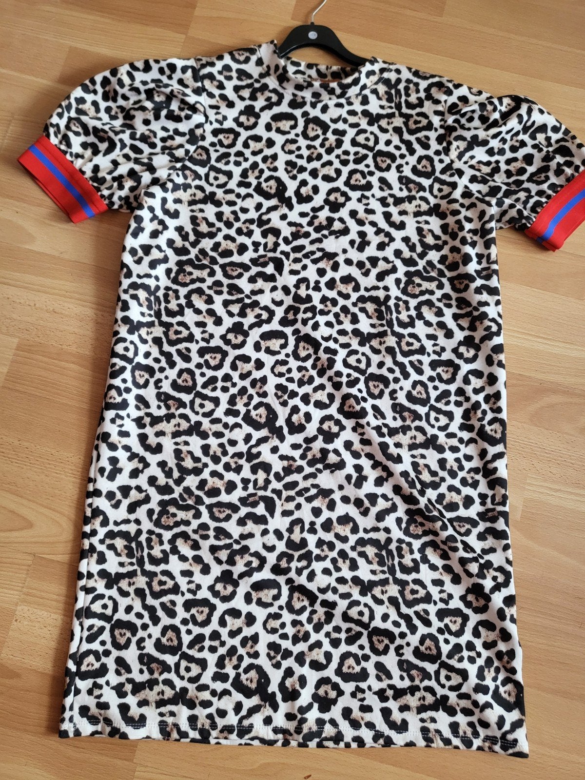 Mooie jurk met luipaardprint en rode/blauwe strepen, Kleding | Dames, Maat 38/40 (M), Meerkleurig, Nieuw, Ophalen of Verzenden