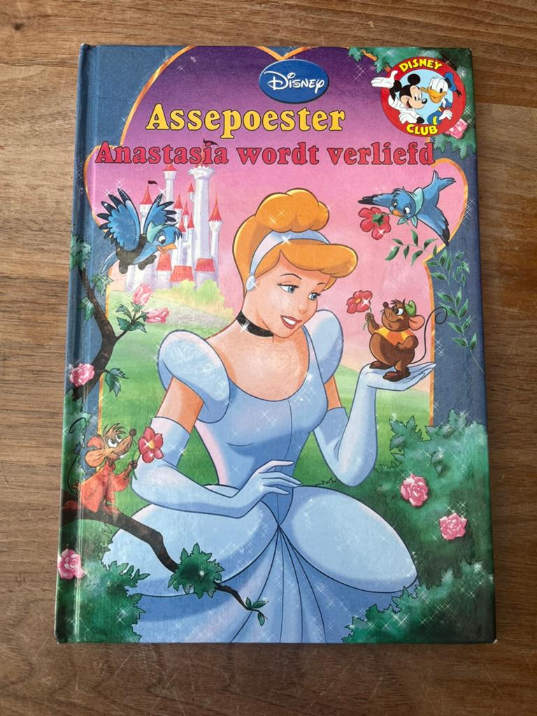 Disney Assepoester – Anastasia wordt verliefd | Hardcover, Boeken, Ophalen of Verzenden, Gelezen, Sprookjes