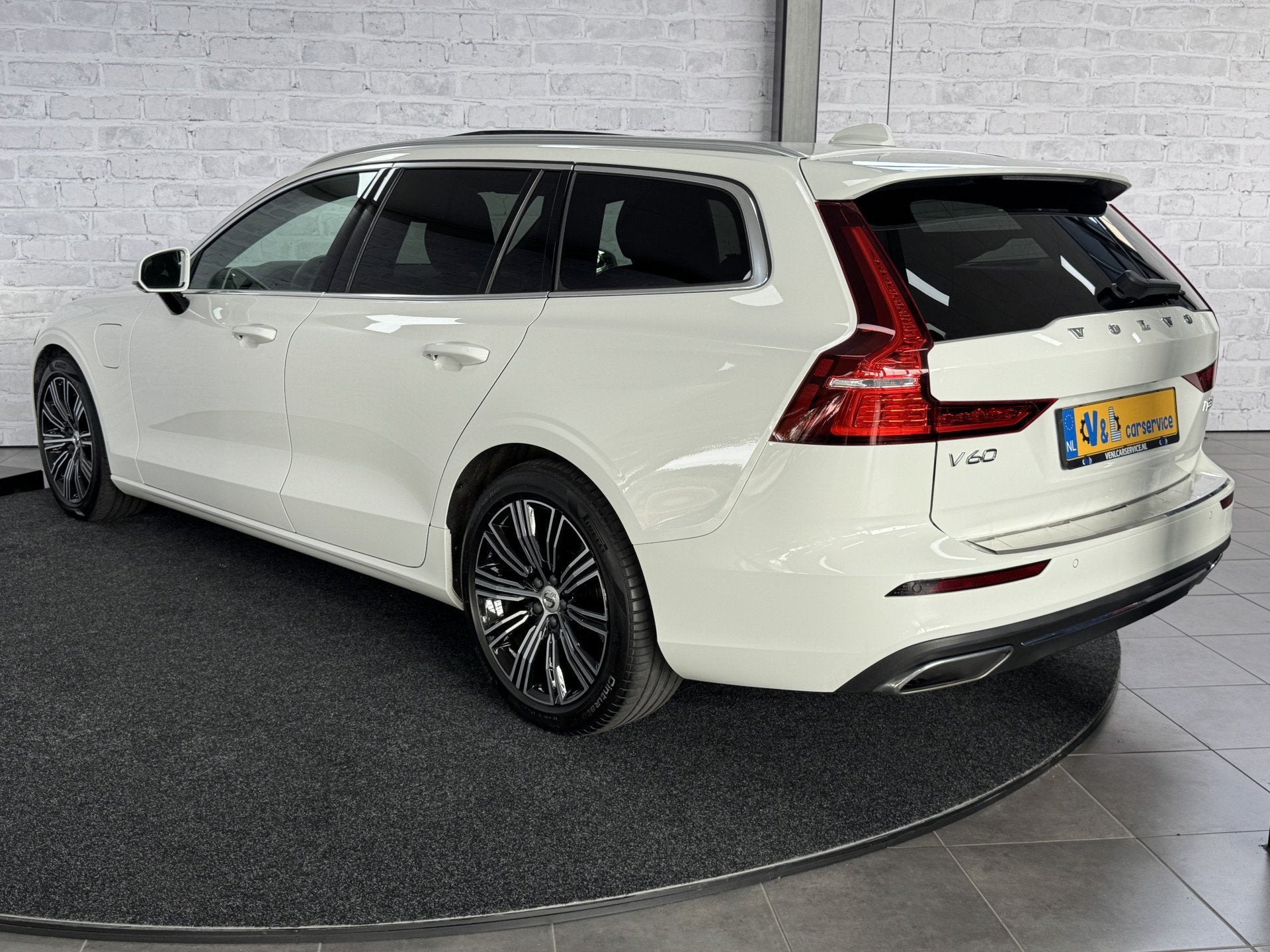 Volvo V60 2.0 T8 Twin Engine AWD Inscription B&W HUD Pano Tr, Automaat, Gebruikt, 4 cilinders, Wit