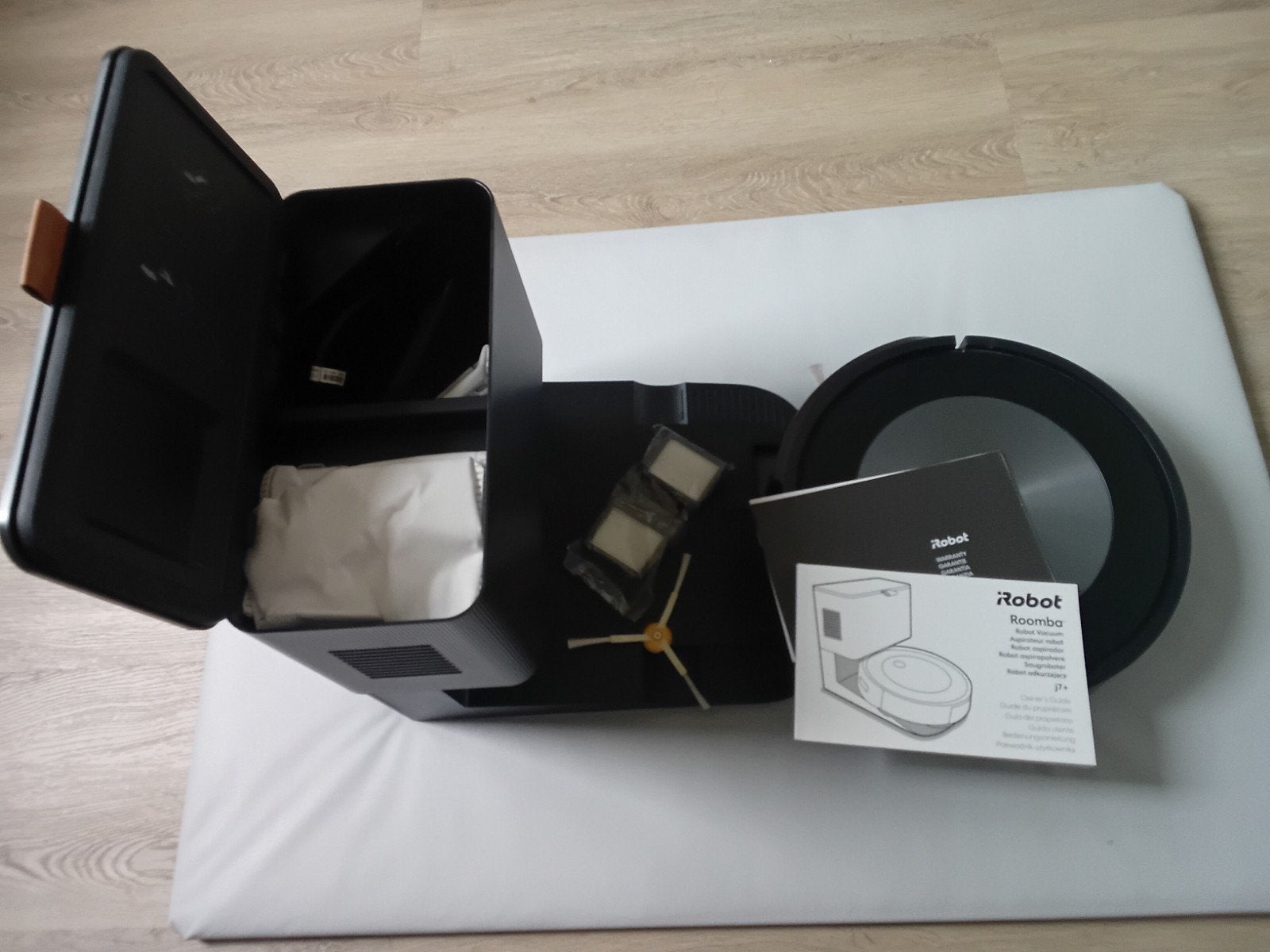 iRobot Roomba j7+ Robotstofzuiger met zelflegende basis, Witgoed en Apparatuur, Stofzuigers, Ophalen, Bedienbaar via app, IRobot