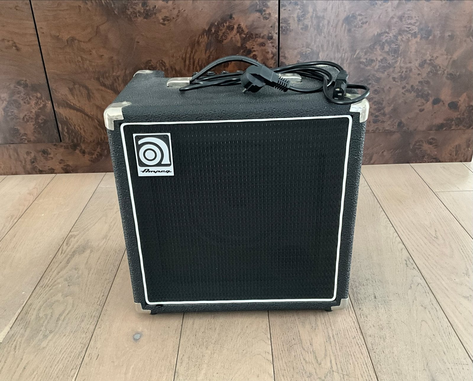 Ampeg BA-108 Basgitaarversterker - Compact en Krachtig, Ophalen, Zo goed als nieuw, Basgitaar, Minder dan 50 watt