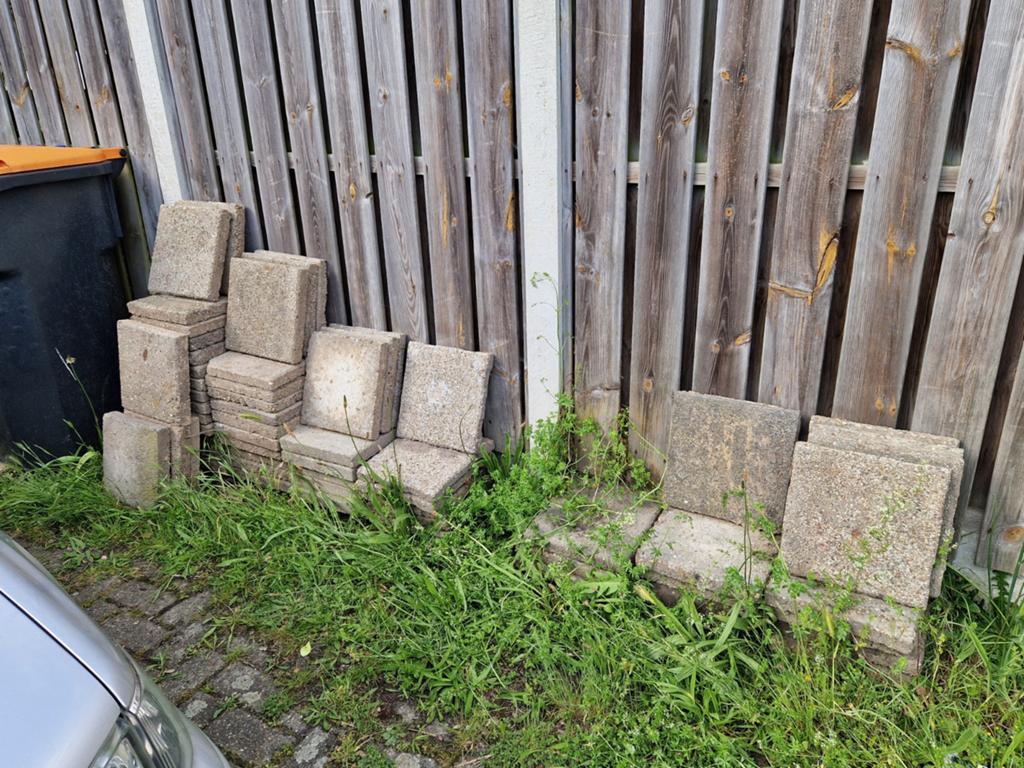 Gratis op te halen stoeptegels...grindtegels en bakstenen, Tuin en Terras, Tegels en Klinkers, Ophalen, Gebruikt, Beton, Terrastegels