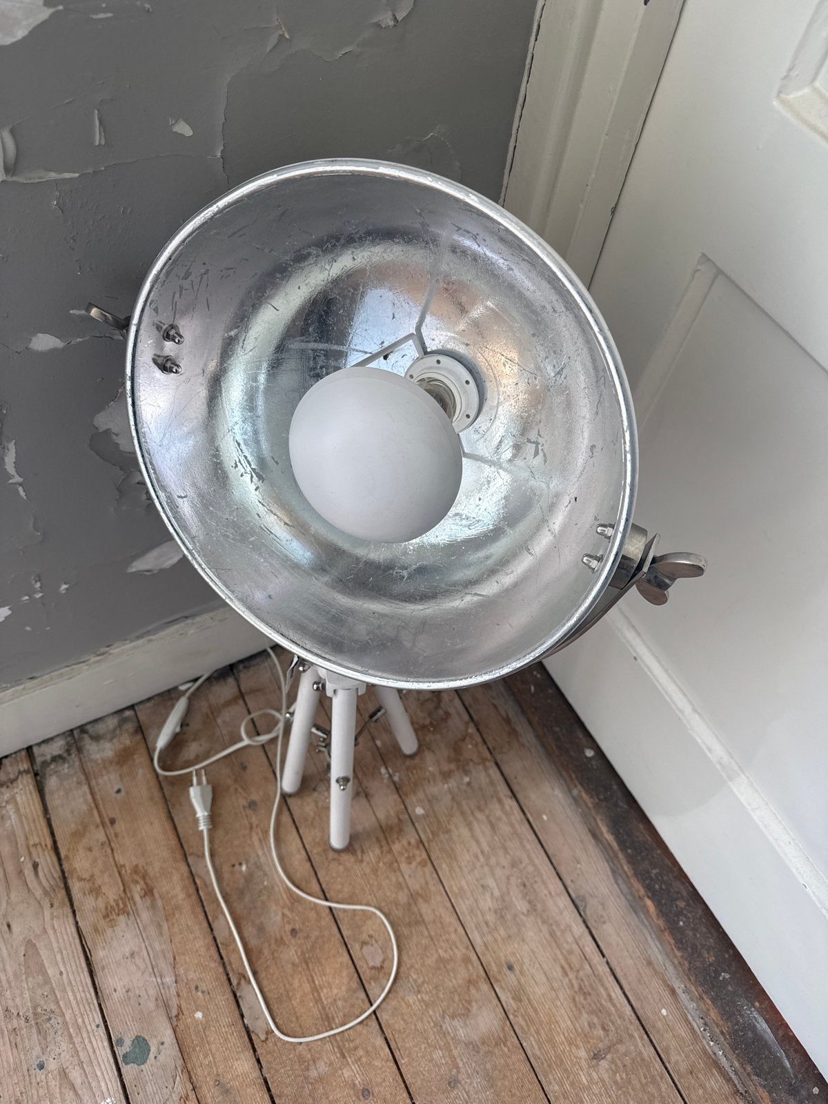 Industriële tafellamp/spotlight op statief, 75 cm hoog, Huis en Inrichting, Overige merken, Gebruikt, Industrieel, E27 (groot)