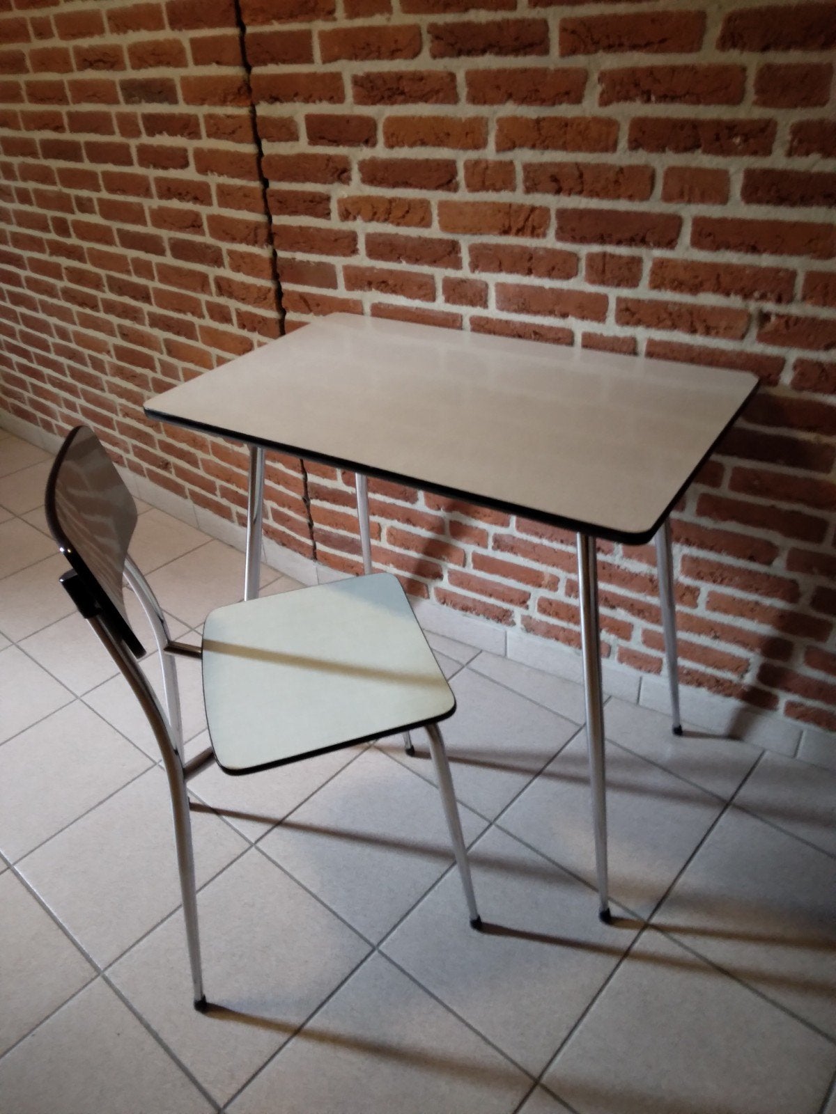 Formica tafel en stoel, Ophalen