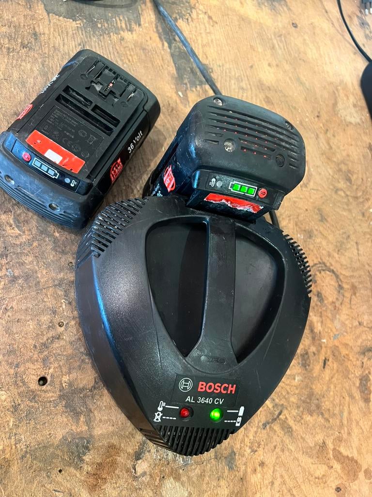 Bosch AL 3640 lader met 2 36v 2.6Ah accu’s, Doe-het-zelf en Verbouw, Gereedschap | Handgereedschap, Gebruikt, Ophalen of Verzenden