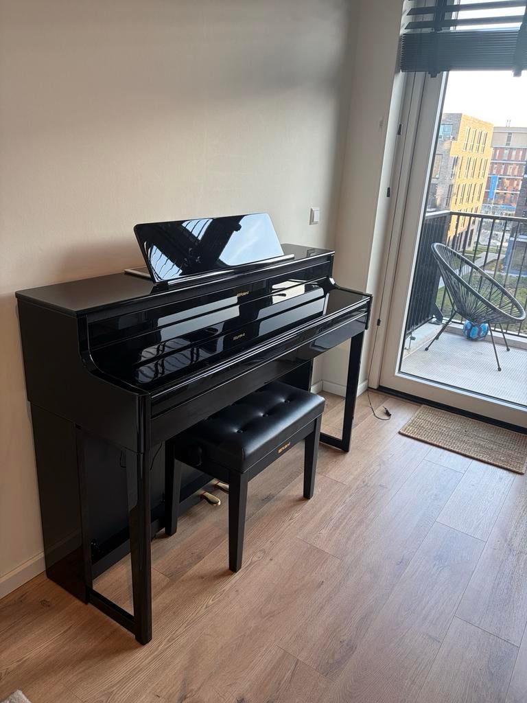 Roland HP704 PE (Hoogglans zwart), Muziek en Instrumenten, Piano's, Ophalen, Zwart, Nieuw, Piano