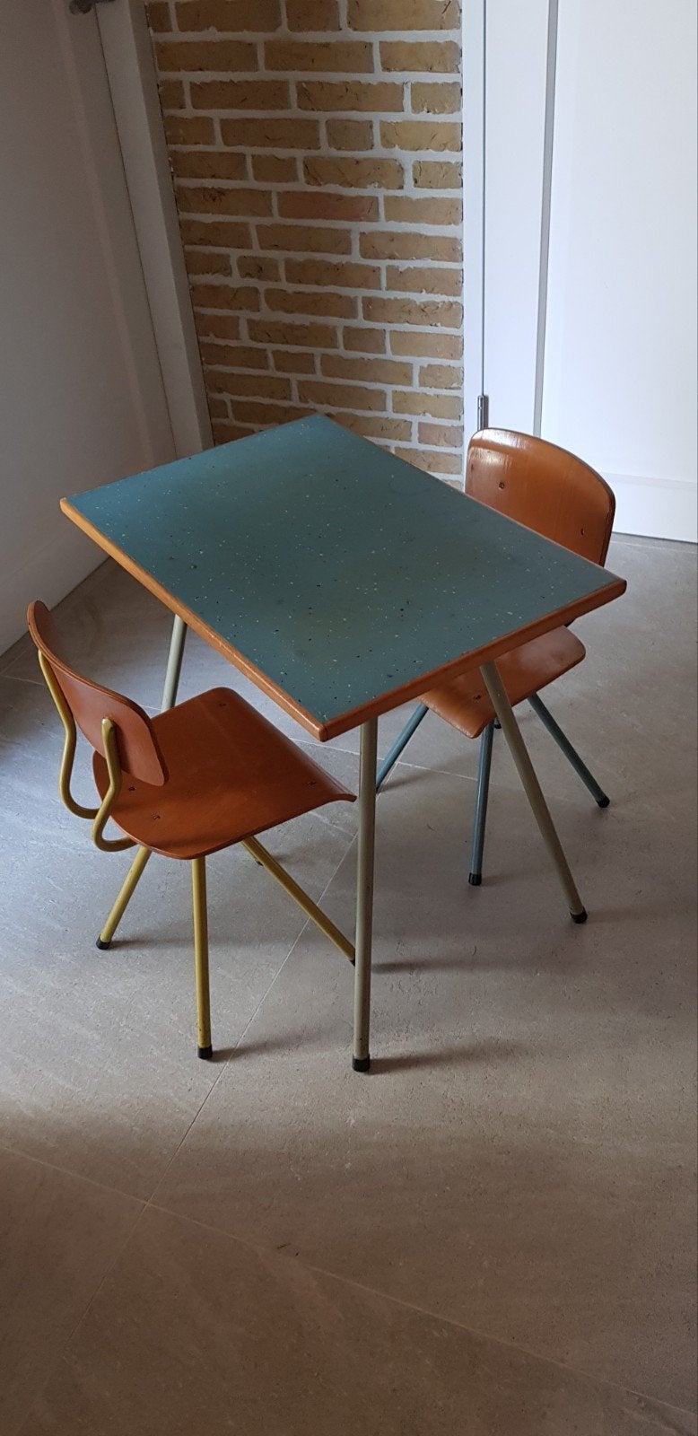 Kinderspeeltafel met 2 -stoeltjes., Ophalen, Gebruikt