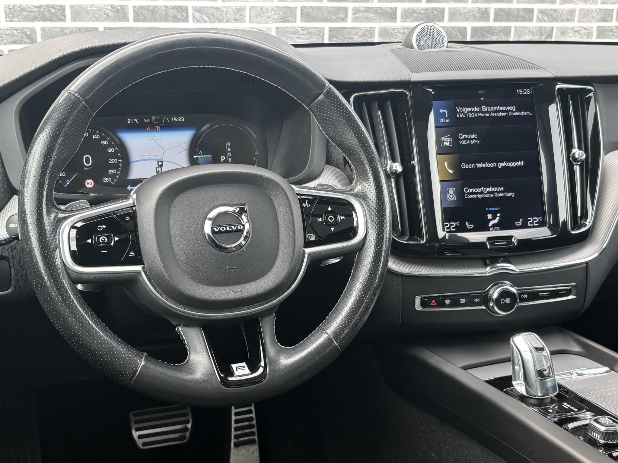 Volvo XC60 2.0 T8 Twin Engine AWD R-Design | Luchtvering | B, Auto's, Gebruikt, Euro 6, 4 cilinders, XC60