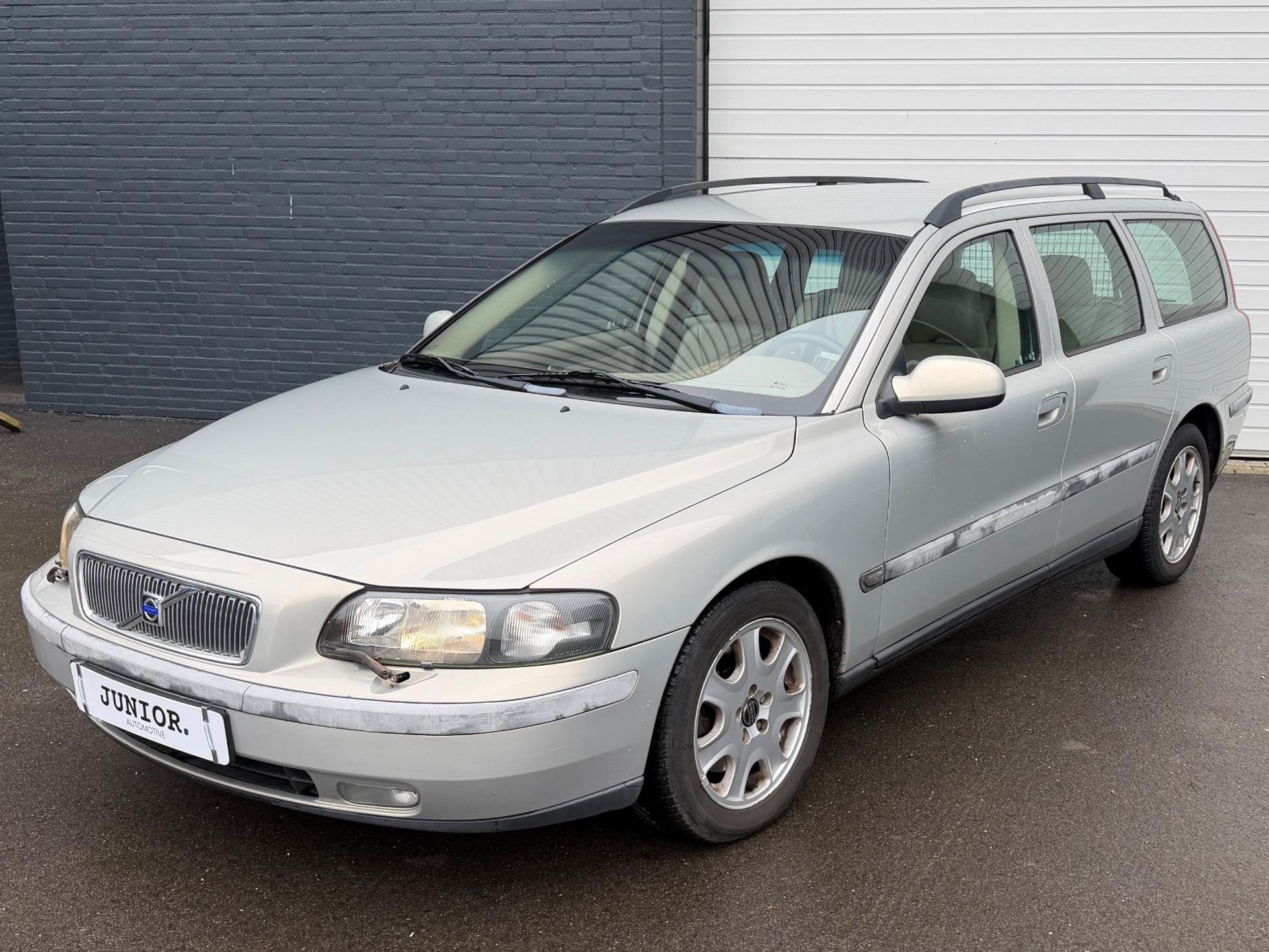 Volvo V70 2.4 T AUTO/DISTRIBUTIEVERVANGENLEDER/CRUISE/CLIMA/, Beige, 93 €/maand, Voorwielaandrijving, Automaat