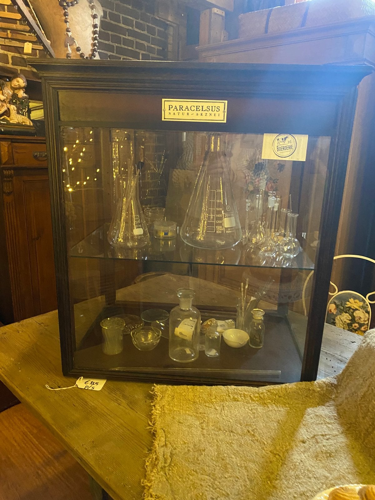Apothekers vitrinekast, Ophalen
