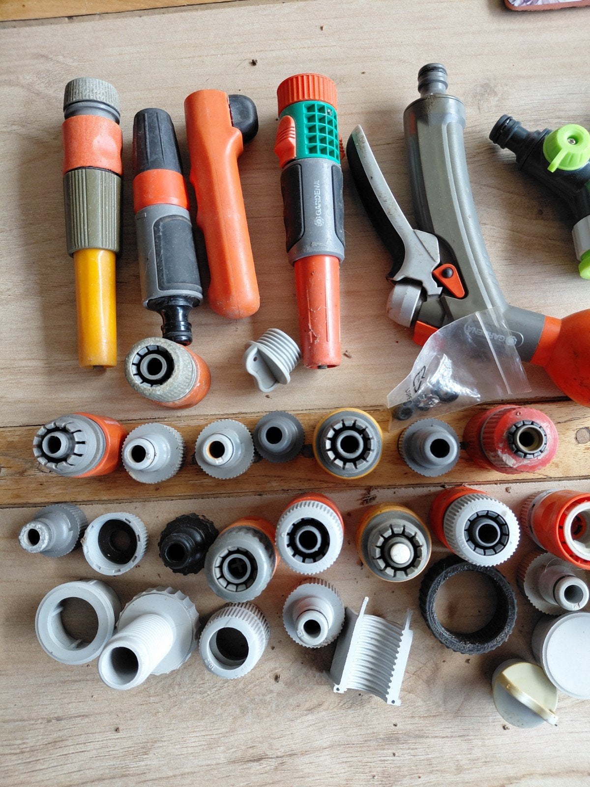 Diverse tuinsproeiers en koppelstukken, Ophalen of Verzenden, Gebruikt, Handsproeier