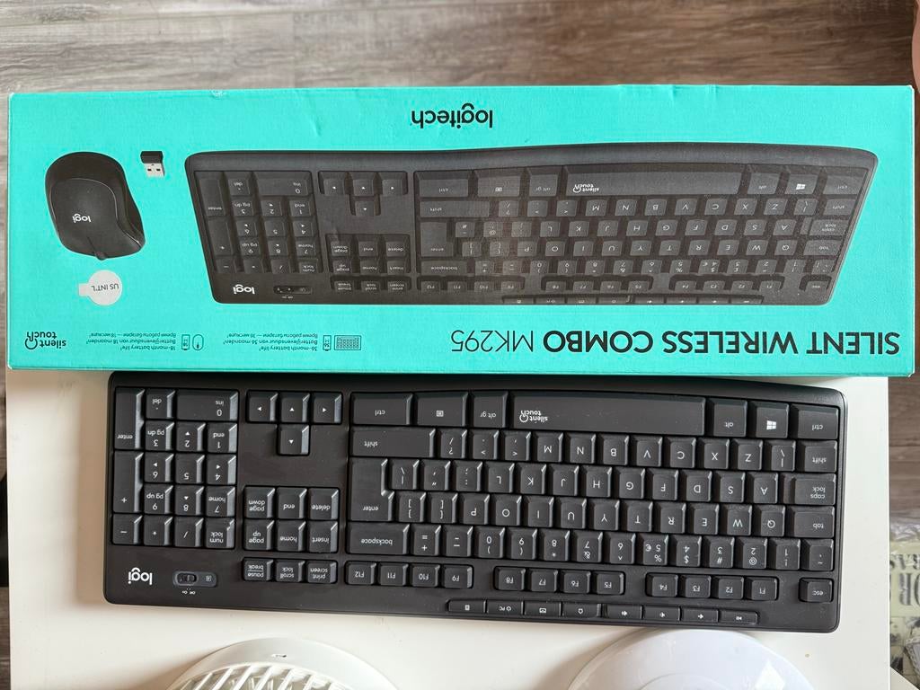 Keyboard - Logitech MK295 Silent Draadloos Toetsenbord, Computers en Software, Toetsenborden, Nieuw, Qwerty, Draadloos, Toetsenbord en muis-set