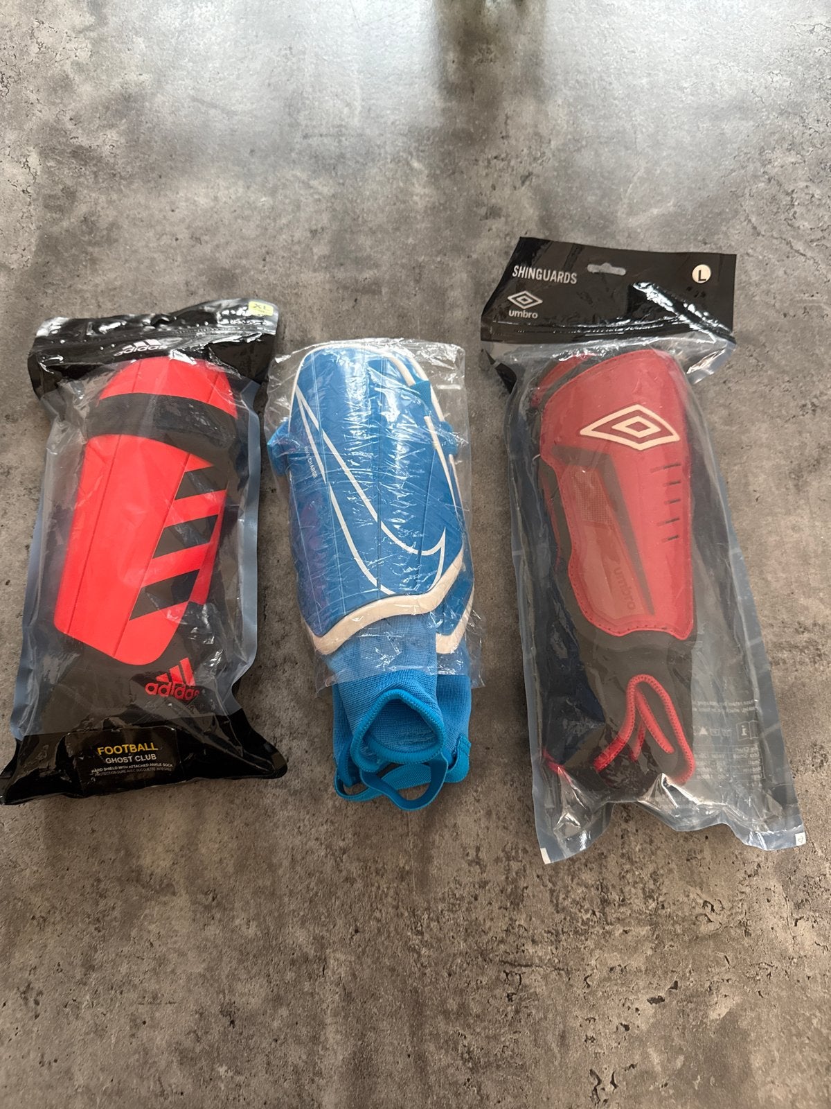 Nieuwe scheenbeschermers en keepershandschoenen, Groter dan maat XL, Ophalen of Verzenden, Nieuw, Set