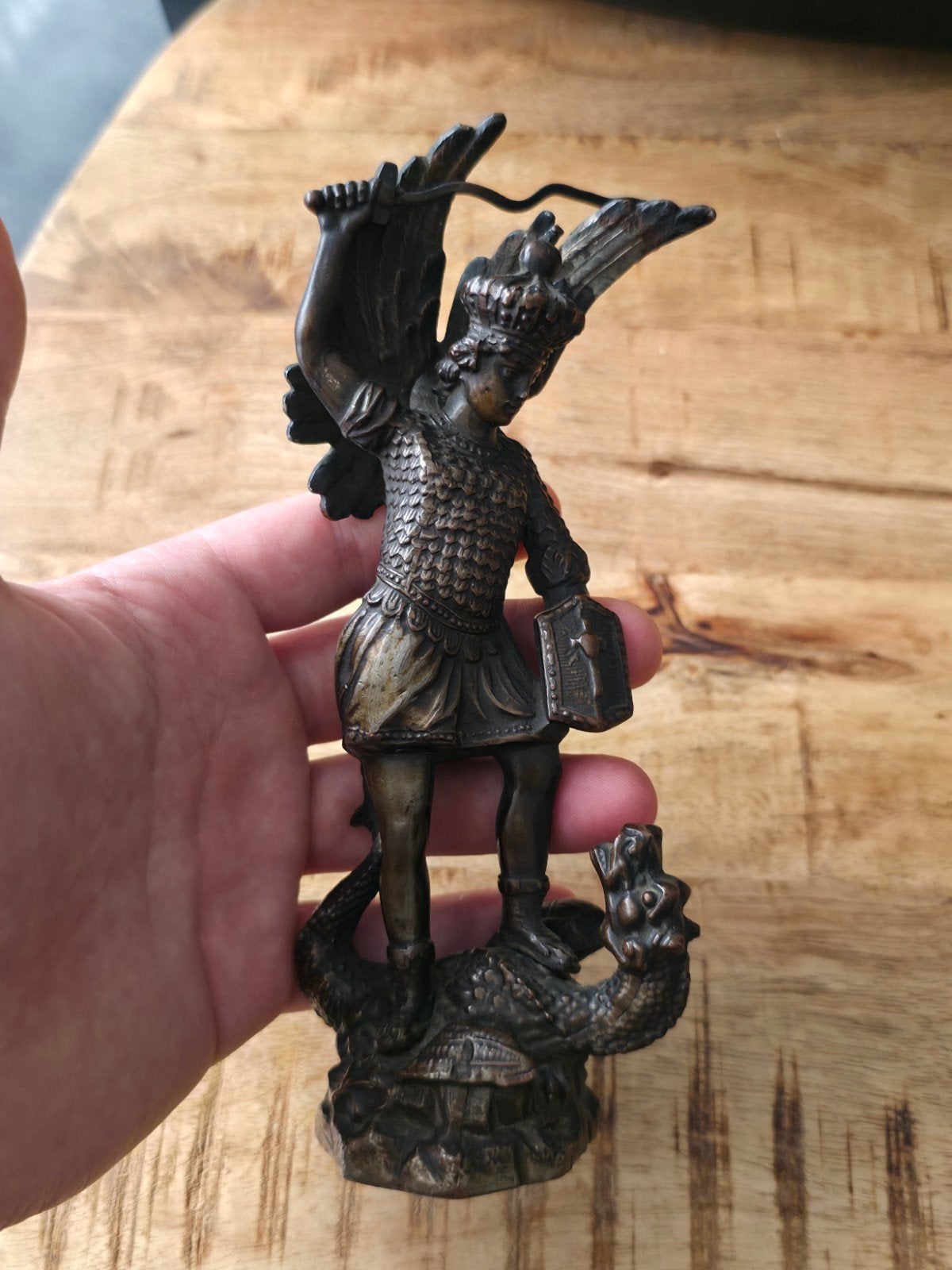 Antiek bronzen beeldje van Aartsengel Michaël, Minder dan 20 cm, Ophalen of Verzenden, Beeld, Bruin