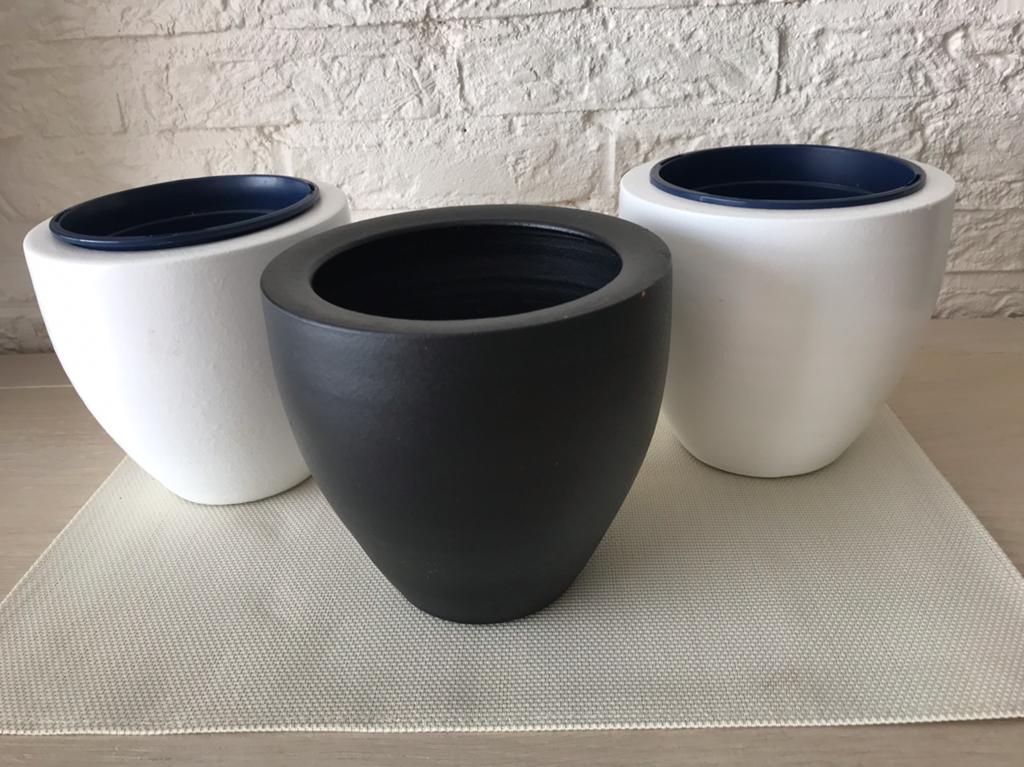 3 bloempotten 1 x zwart 2 x wit ..hoog 15cm, Ophalen, Rond, Zo goed als nieuw, Aardewerk