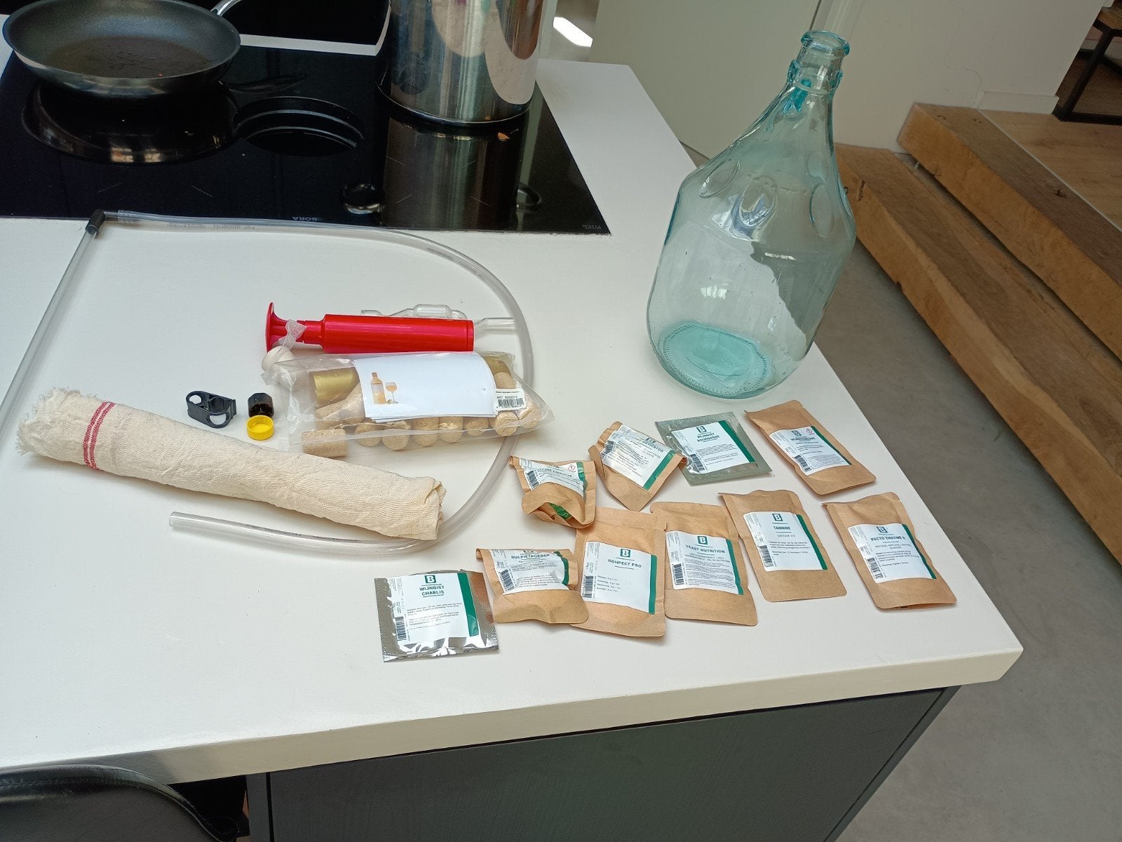 Wijnmaakpakket met gistfles en ingrediënten. doe het zelf, Ophalen of Verzenden, Zo goed als nieuw