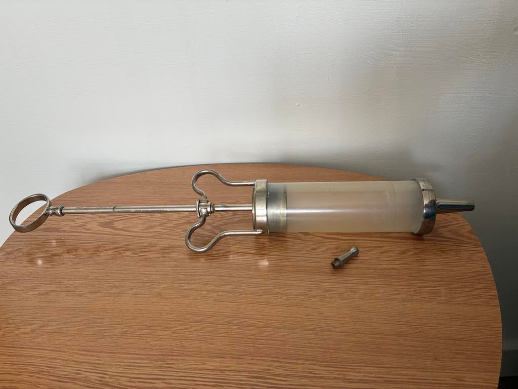 Vintage metalen en glazen injectiespuit 150 ml, Ophalen of Verzenden