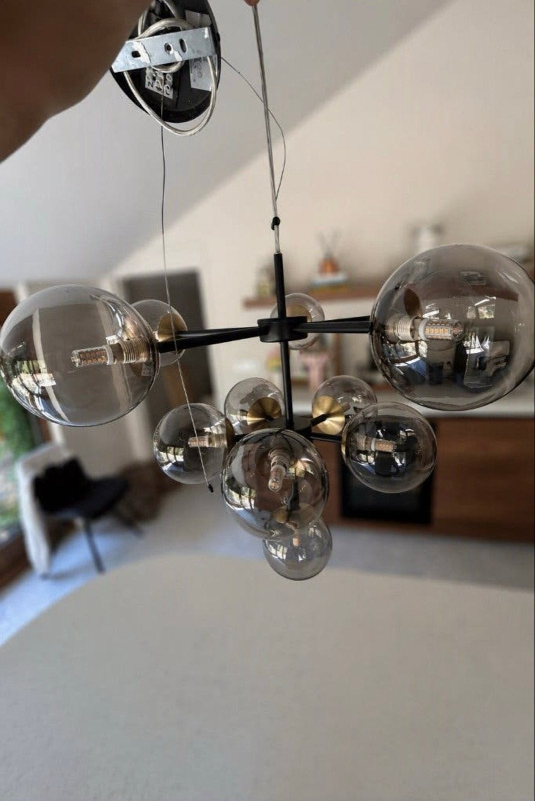 Moderne hanglamp met 11 rookglazen bollen, Ophalen, Zo goed als nieuw, Glas, E14 (klein)