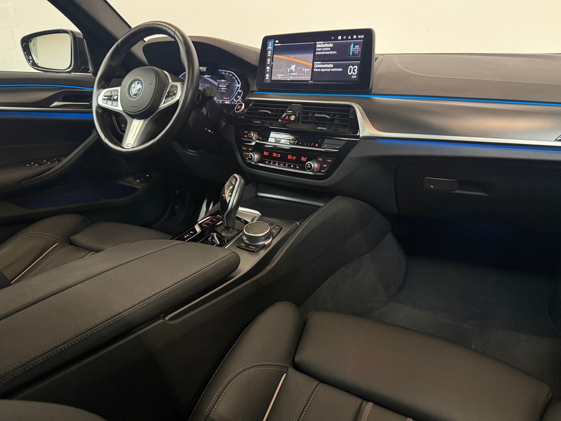BMW 5-serie Touring 530e M Sport Pano Sfeer Trekhaak Driving, Auto's, 1998 cc, Achterwielaandrijving, Gebruikt, Zwart