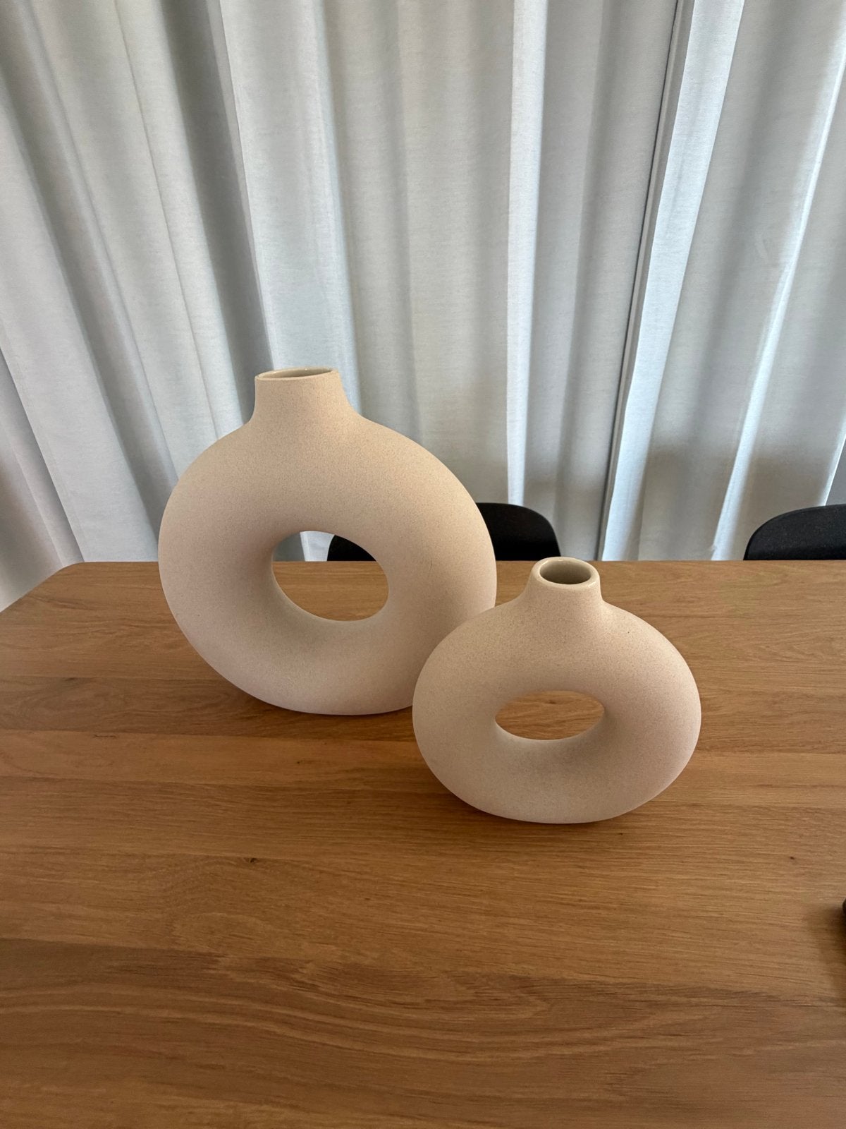 Set van 2 beige vazen van H&M Home, Huis en Inrichting, Woonaccessoires | Vazen, Ophalen, Beige, Zo goed als nieuw, Geschikt voor droogbloemen